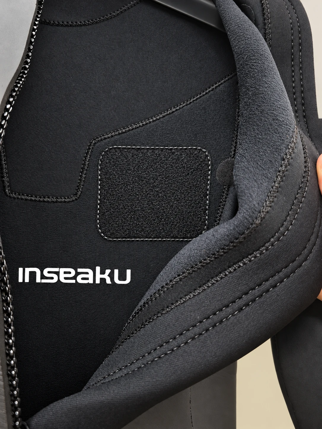 Inner neck lining and curved seams. Detail of the INSEAKU yellow outline triathlon wetsuit.